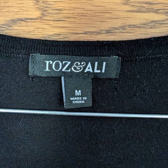 Roz & Ali V-Neck 3/4 Sleeve White Floral Embroidered Black Sweater Blouse Size M - Picture 6 of 7